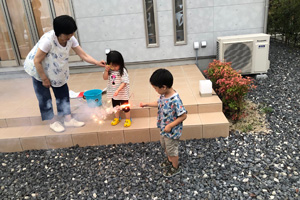 お孫さんと花火遊び