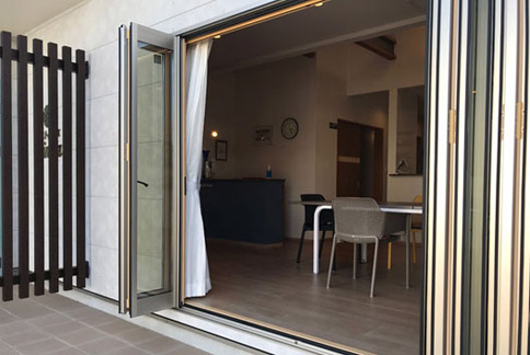 ゲストハウス テラス・オープンサッシ